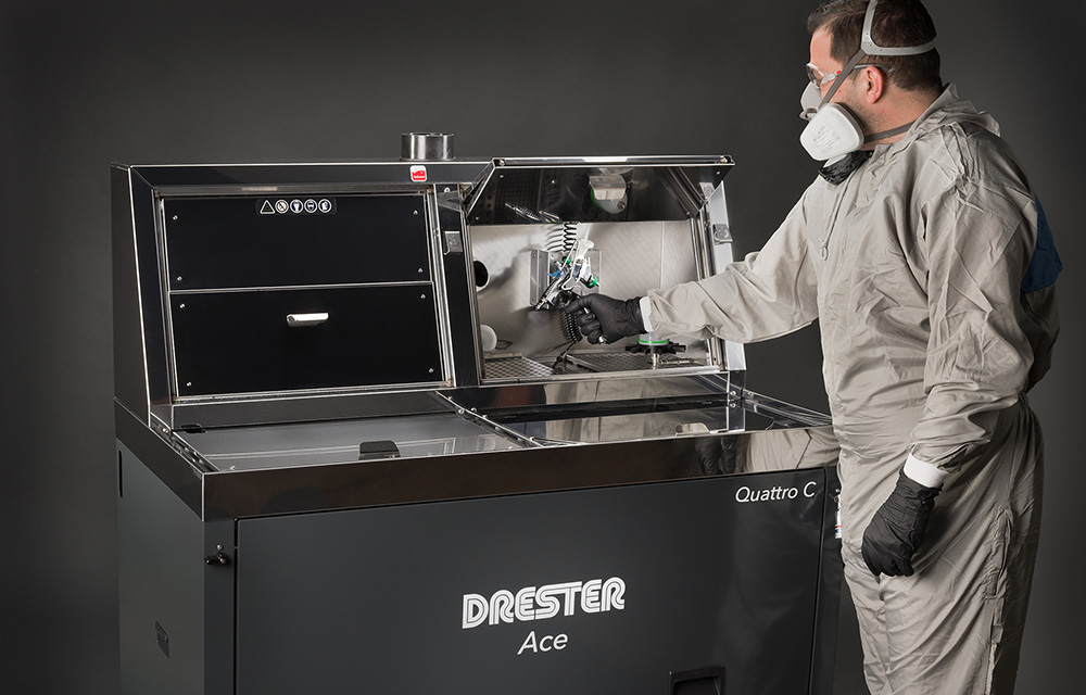 Drester Ace spray-gun cleaner with operator