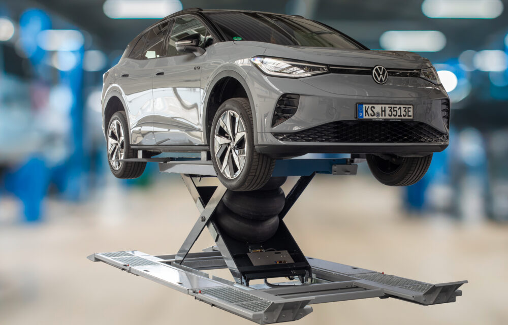 Herkules AirgoMatic vehicle lift in use